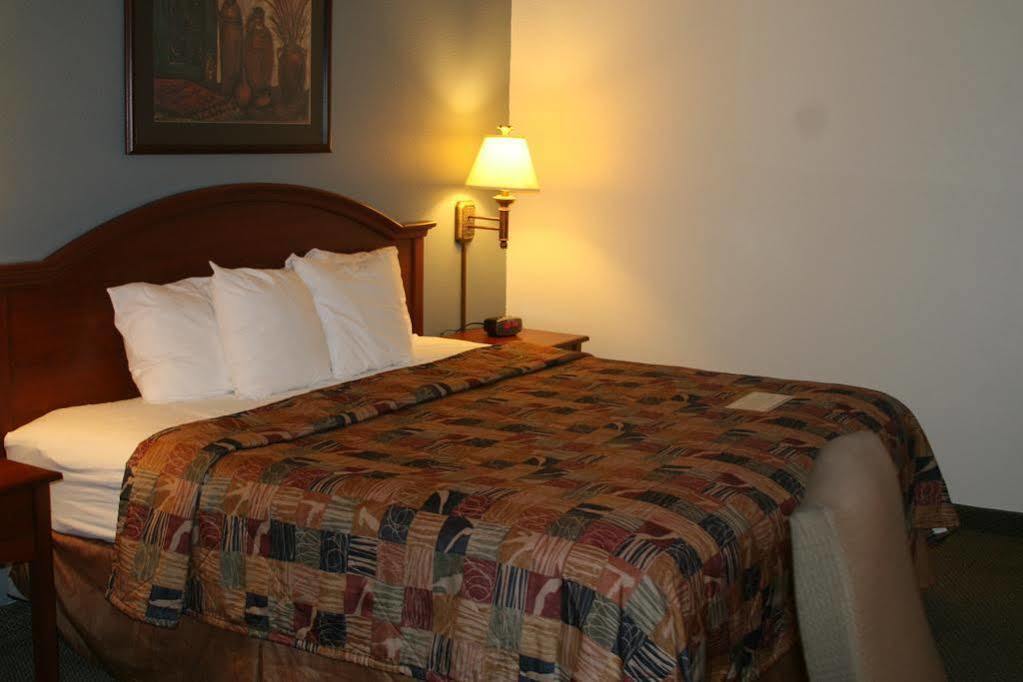 Estherville Hotel & Suites Exterior photo